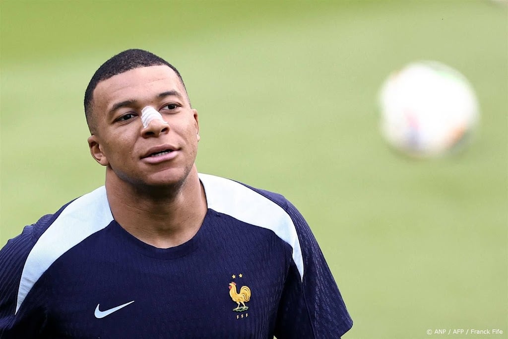 Mbappé verschijnt toch op trainingsveld maar oefent individueel