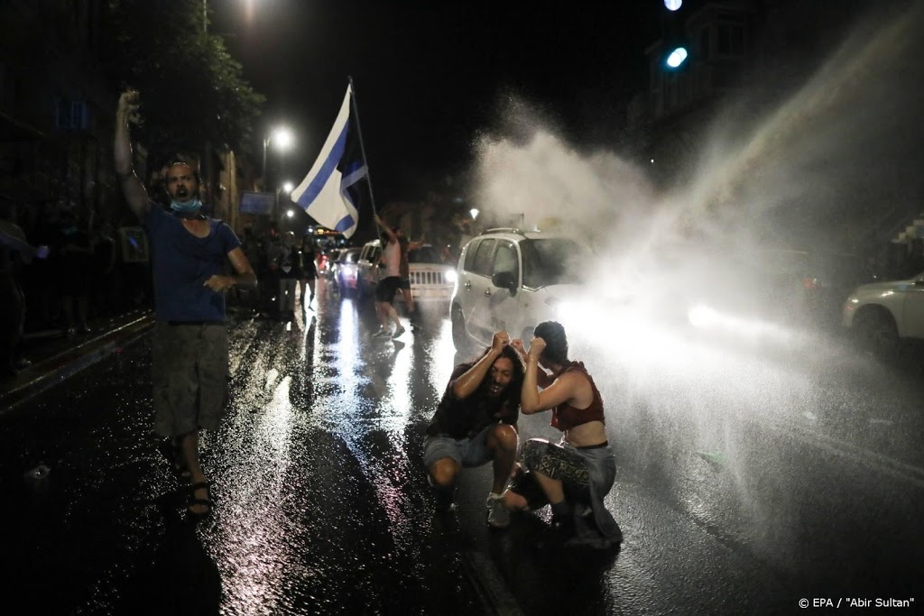 Israëlische politie zet waterkanonnen in tegen betogers