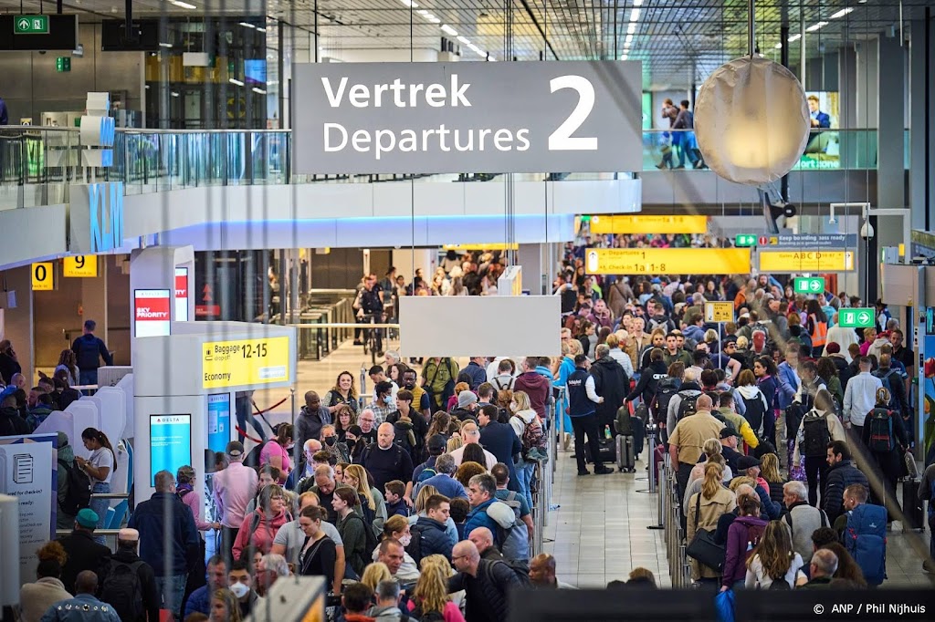 Topvrouw KLM biedt excuses aan reizigers aan voor problemen