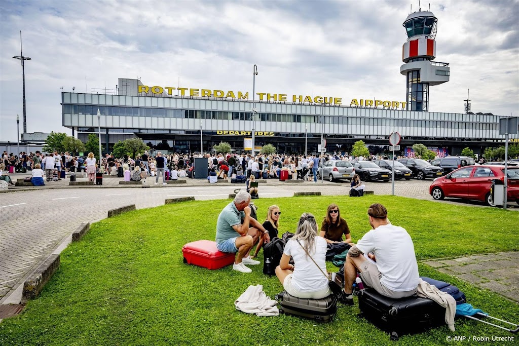 Door storing gedupeerde reizigers staan met lege handen