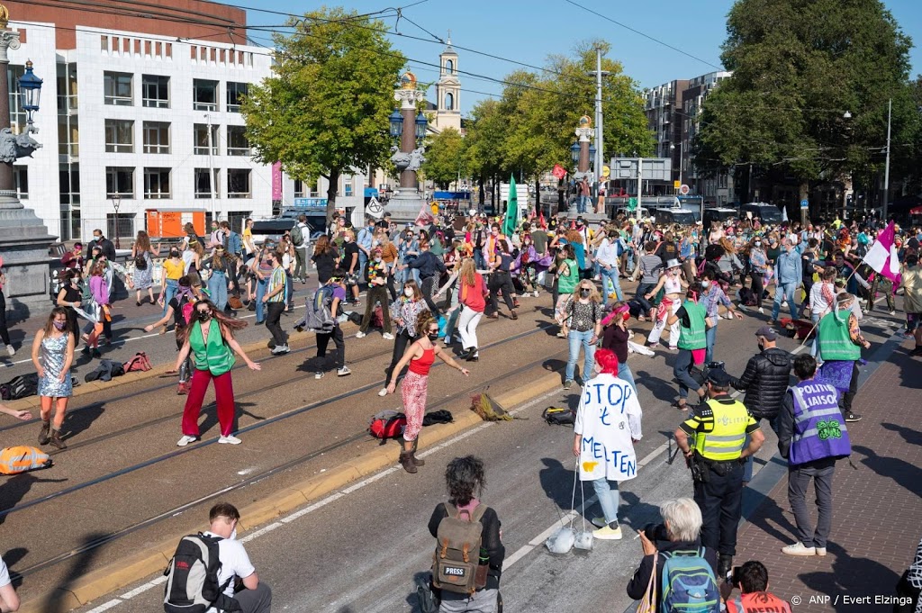 Extinction Rebellion demonstreert dansend verder door Amsterdam