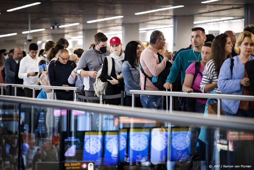 Kantoorpersoneel ondersteunt Schiphol op 'piekdag' maandag