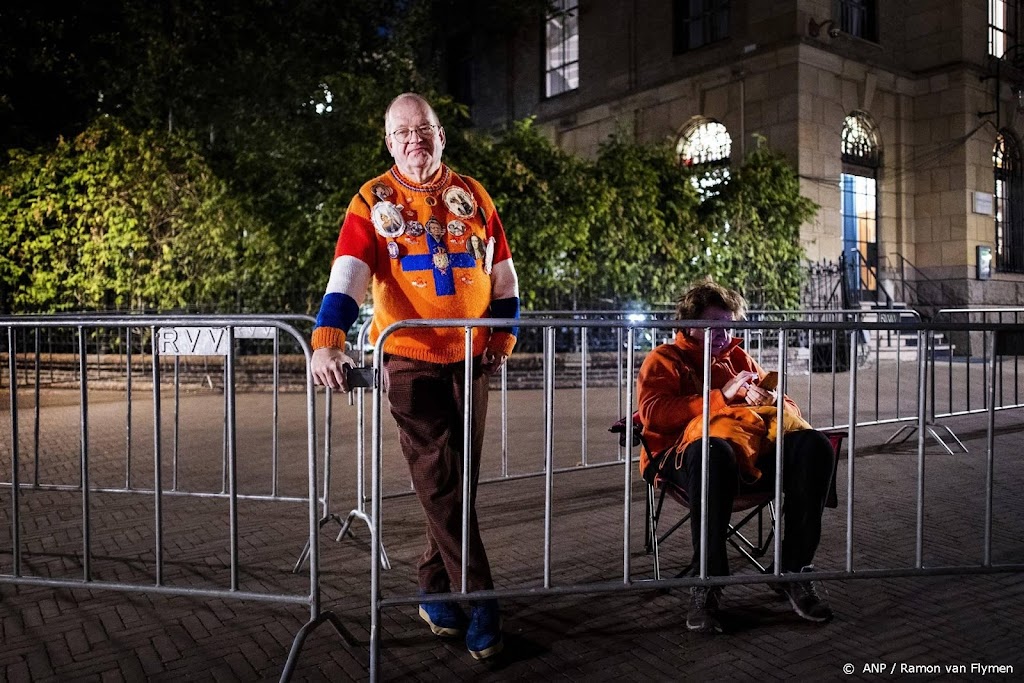 Oranjefans verzamelen zich in Den Haag voor Prinsjesdag