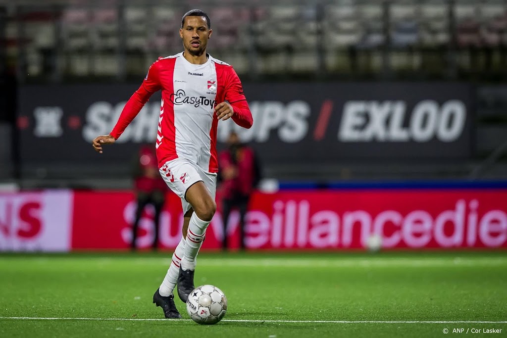 Verdediger Van Rhijn vervolgt loopbaan bij Karlsruher SC