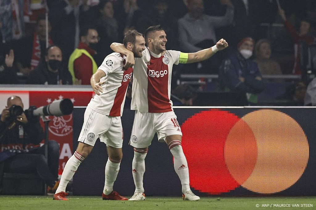 Ajax haalt in Champions League met 4-0 uit tegen Dortmund