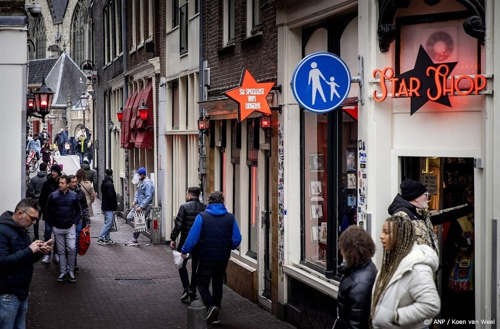 Bewoners en sekswerkers Wallen lopen mars tegen erotisch centrum