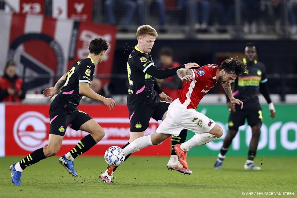 PSV'er Schouten loopt in uitduel AZ opnieuw blessure op