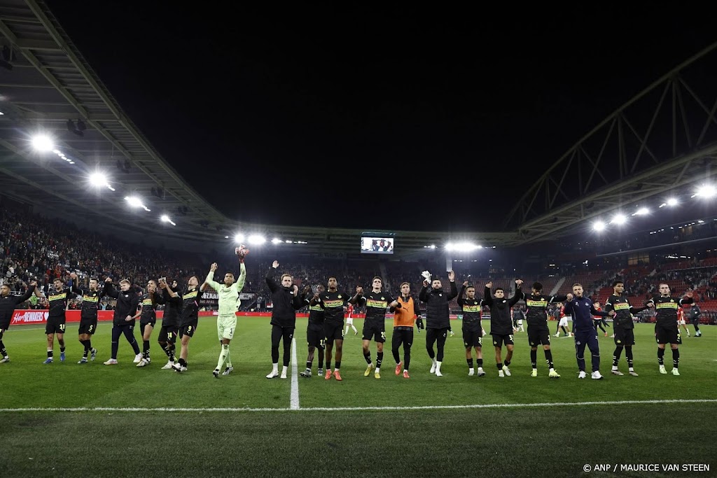PSV beleeft eenvoudige avond tegen tiental AZ