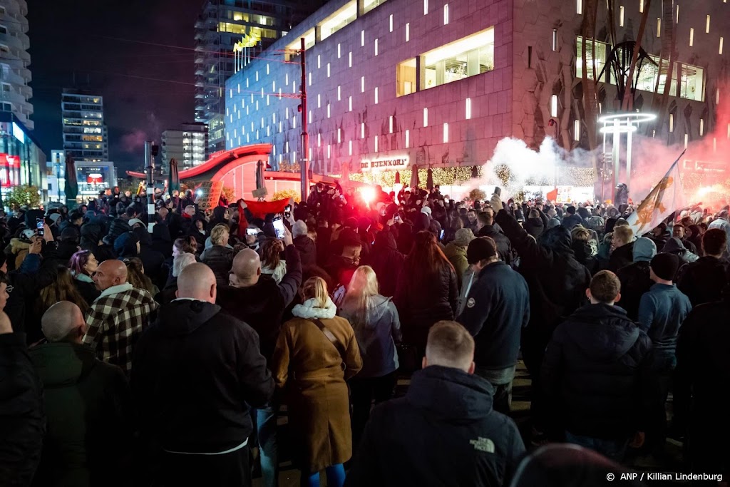 Politie lost waarschuwingsschoten bij rellen in Rotterdam