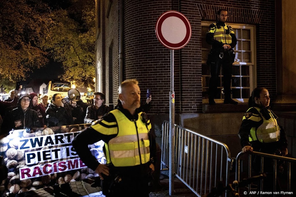 Aanhoudingen voor gooien met eieren bij sinterklaasfeest Zaandam