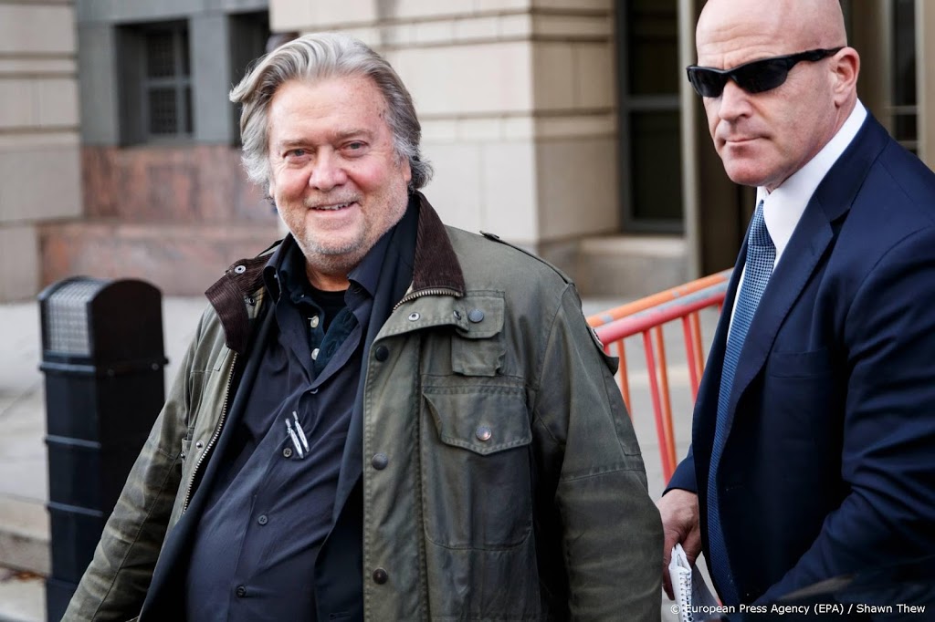 Trump verleent tientallen mensen gratie, onder wie Steve Bannon