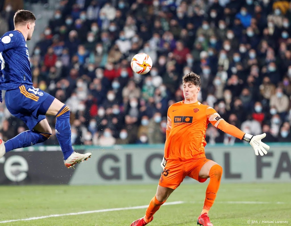 Real Madrid met tien man langs Elche in Spaans bekertoernooi