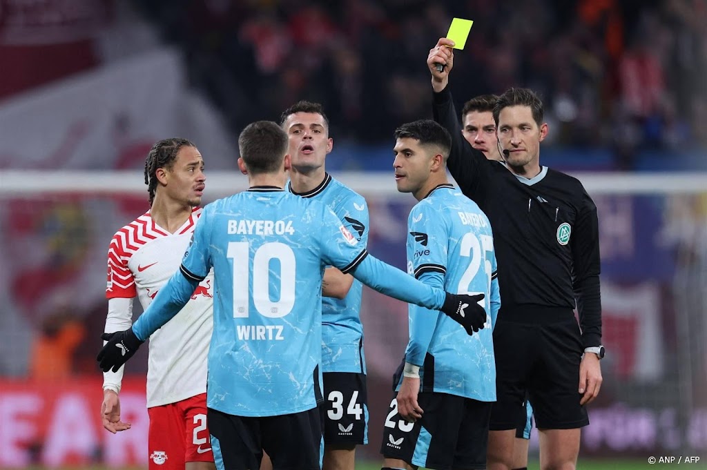 Koploper Bayer Leverkusen slaat in blessuretijd toe bij Leipzig