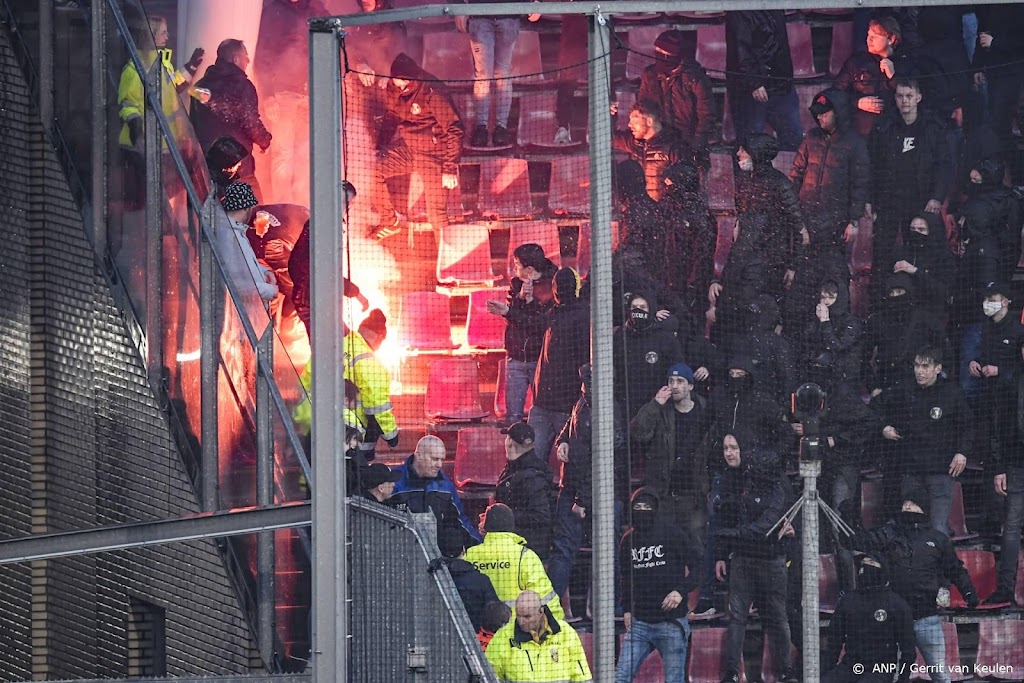FC Utrecht - Vitesse onderbroken wegens vuurwerk