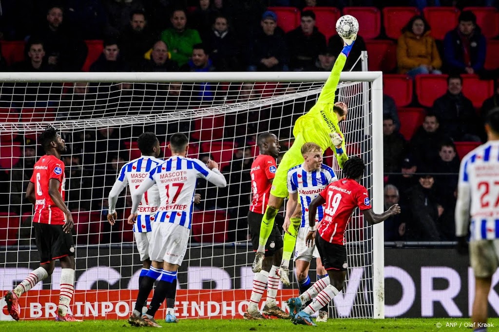 PSV wint van Heerenveen en ziet Veerman voor het eerst scoren