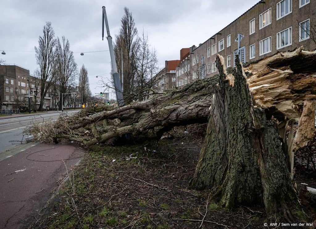 Rij huizen in Moordrecht onbewoonbaar na schade storm Eunice