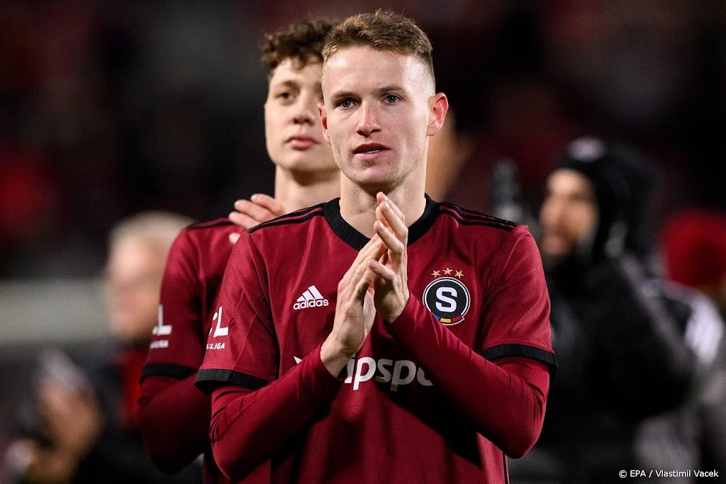Voetballer Jankto met gejuich op veld ontvangen na coming-out