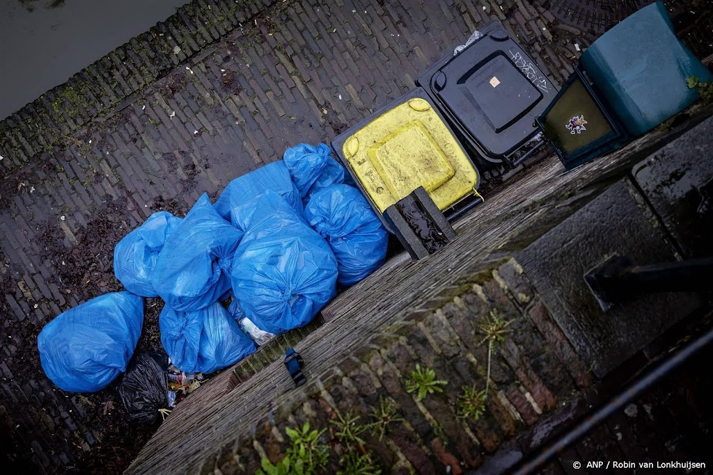 Ambtenaren Amsterdam leggen week lang het werk neer
