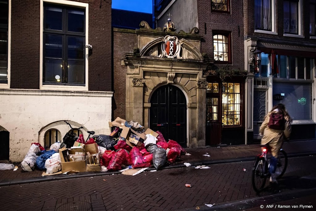 Afval hoopt zich op in binnenstad Amsterdam op eerste stakingsdag
