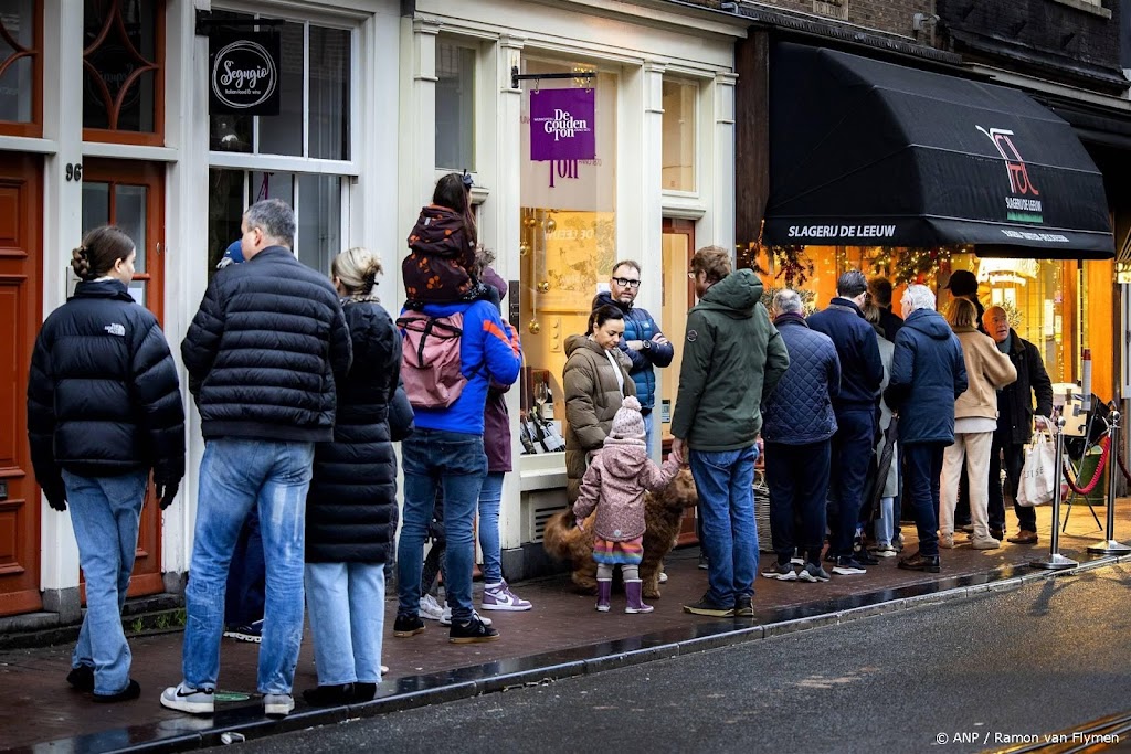 Consumenten in februari opnieuw minder negatief