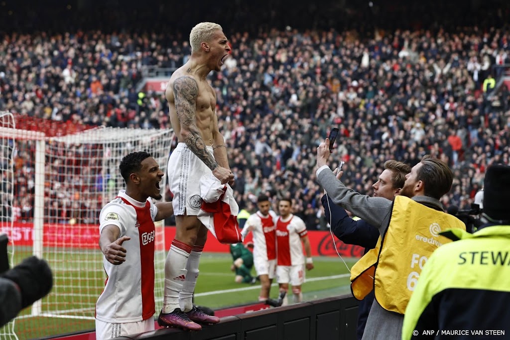 Ajax knokt zich naar zege op Feyenoord: 3-2