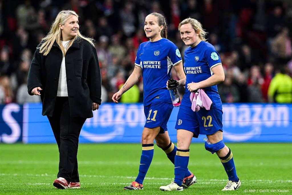 Chelsea-trainster Hayes maant Ajax-vrouwen vooral geduld te hebben