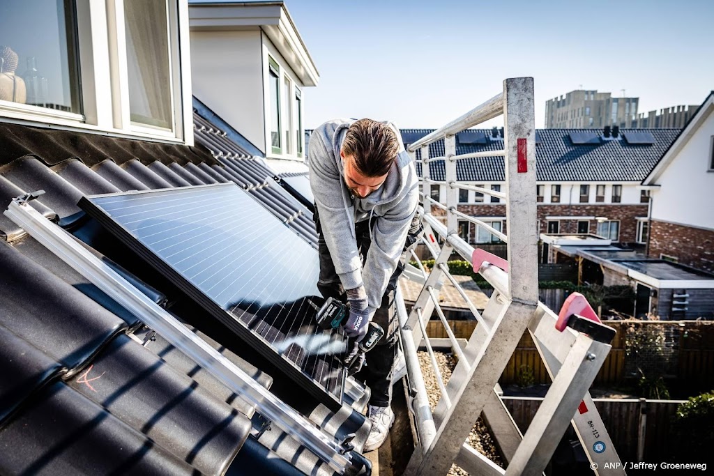 Kabinet overweegt btw op zonnepaneel op dak te schrappen