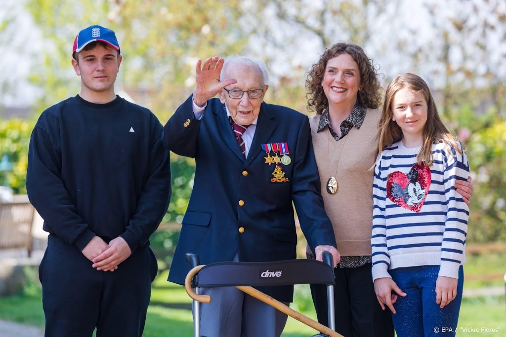Britse veteraan Tom Moore geridderd na inzamelingsactie