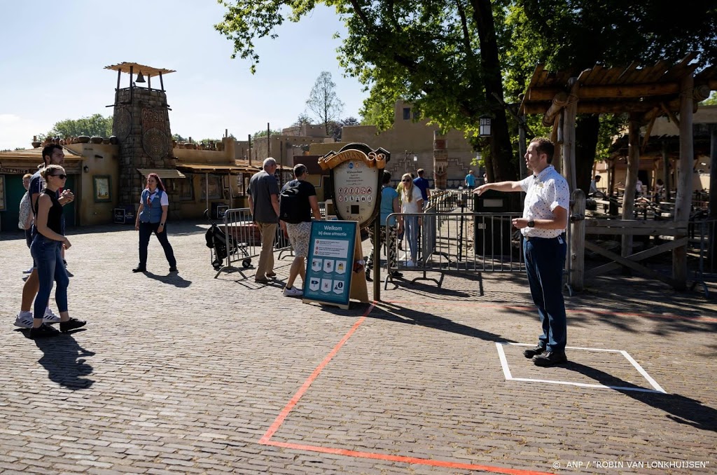 Belijning volgen en lege karretjes op openingsdag Efteling