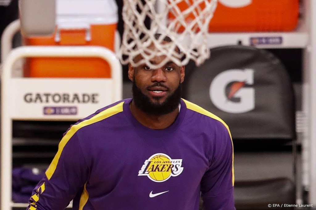 Lakers dankzij late score James alsnog door naar play-offs NBA