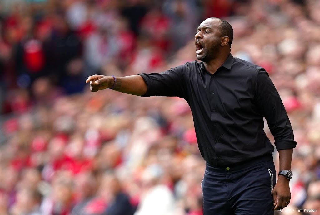 Trainer Vieira schopt provocerende fan Everton onderuit