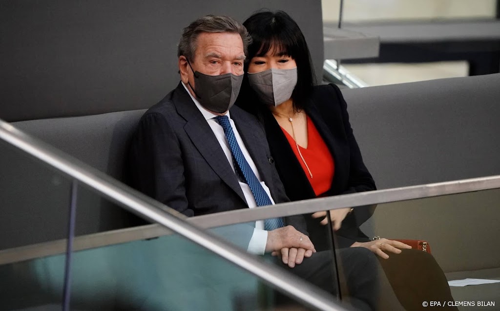 Schröder zwicht voor politieke druk, weg bij Russisch Rosneft