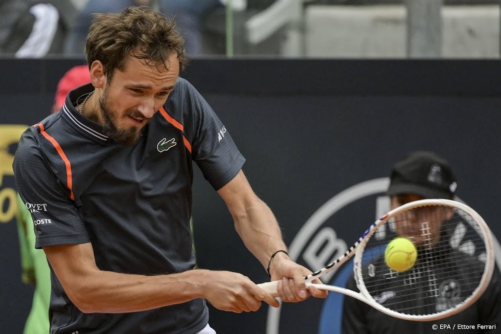 Medvedev verslaat Tsitsipas tussen buien door en bereikt finale