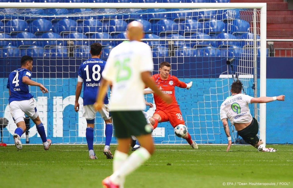 Weghorst helpt Wolfsburg aan Europees voetbal