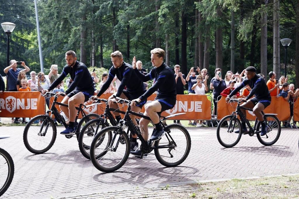 Oranje traint met volledige selectie voor Noord-Macedonië