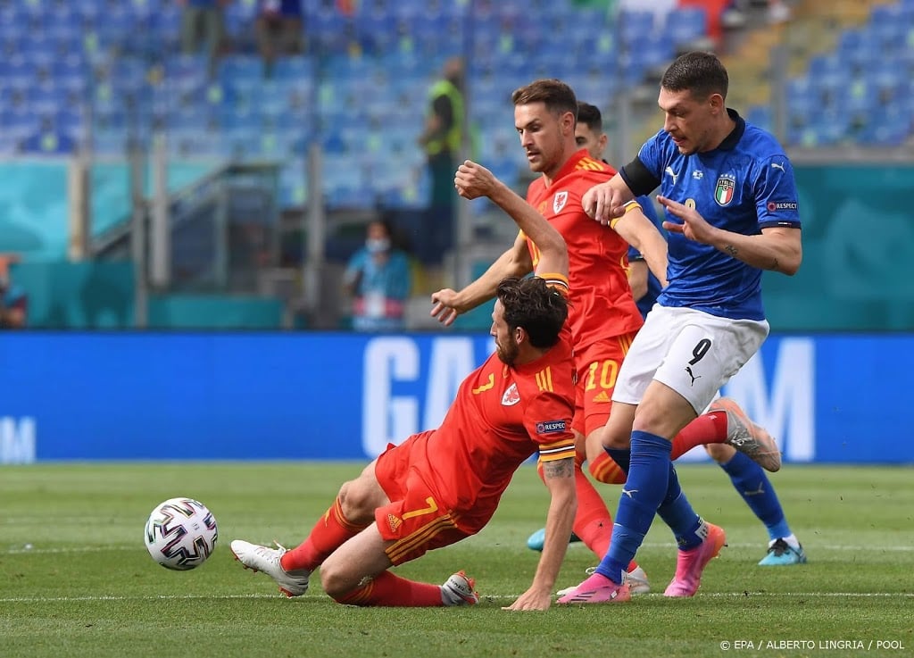 Wales na nederlaag in Italië op doelsaldo naar volgende ronde