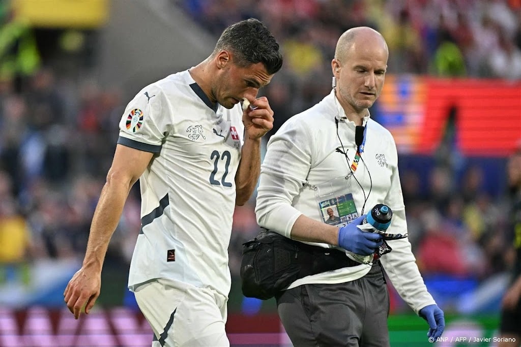 Na Mbappé breekt ook Zwitser Schär neus tijdens EK voetbal