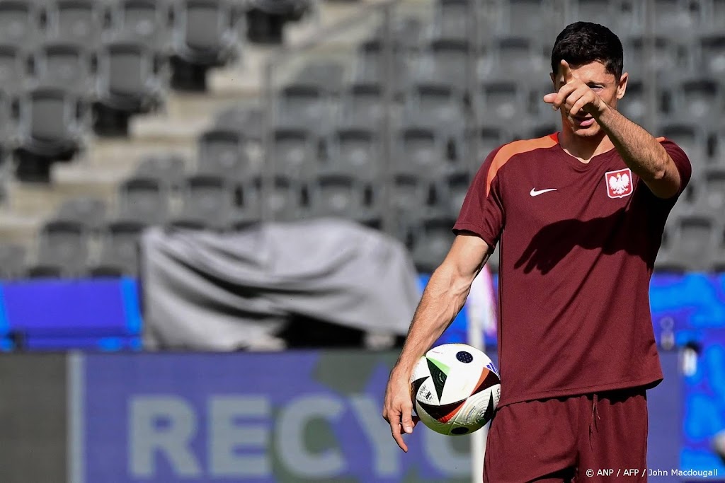Poolse bondscoach laat meespelen Lewandowski in het midden