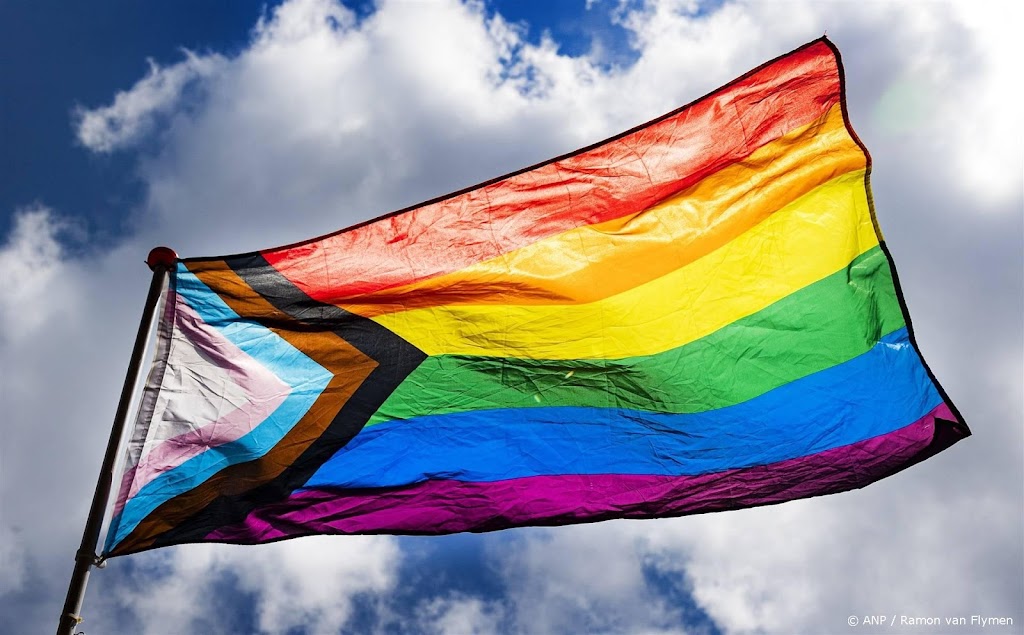 Deelnemers Pride Walk lopen route door Amsterdam
