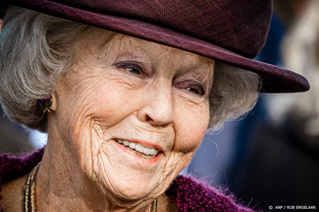 Beatrix bij jubileum stichting die nakomelingen NSB'ers steunt