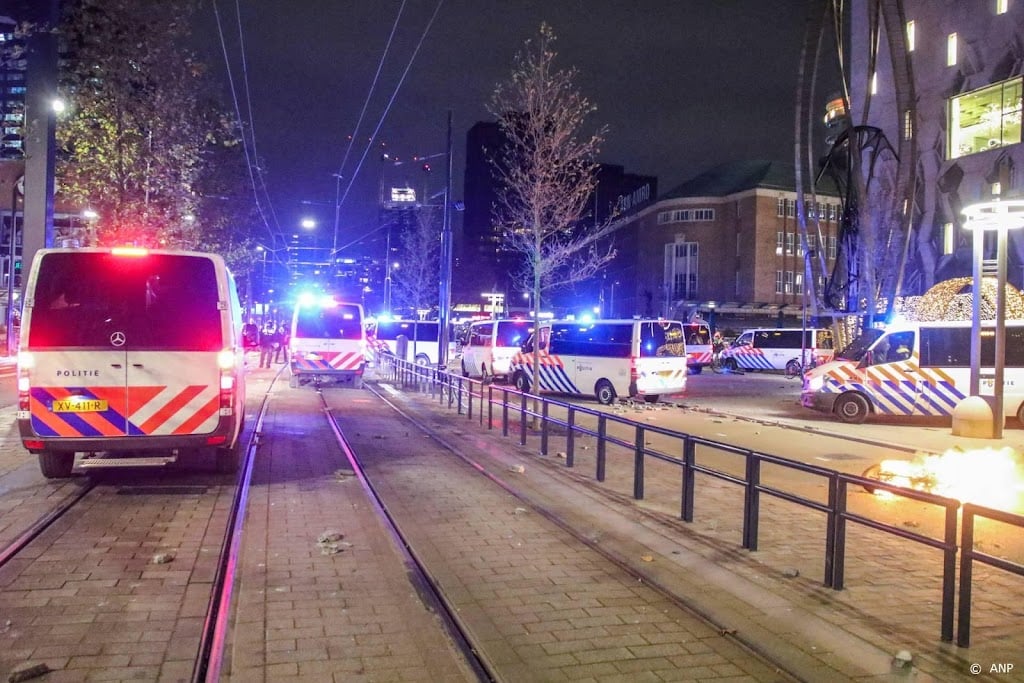 Twee personen met schotwond in ziekenhuis na rellen Rotterdam