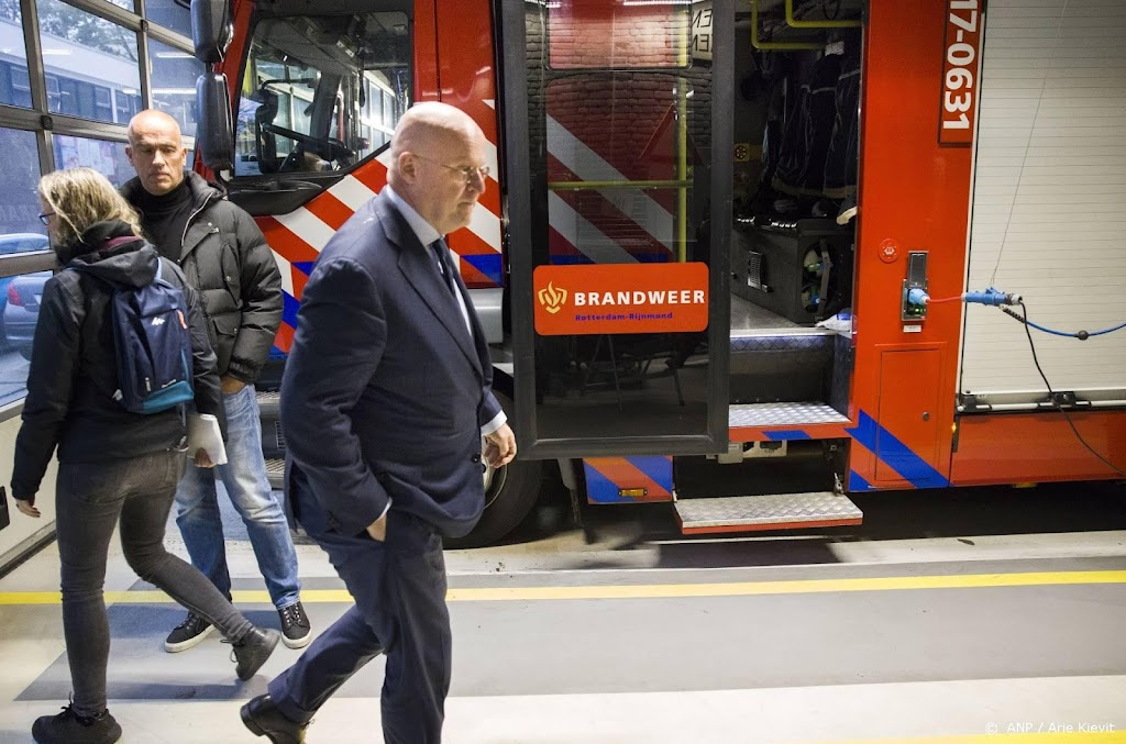 Grapperhaus steunt brandweerlieden na rellen Rotterdam