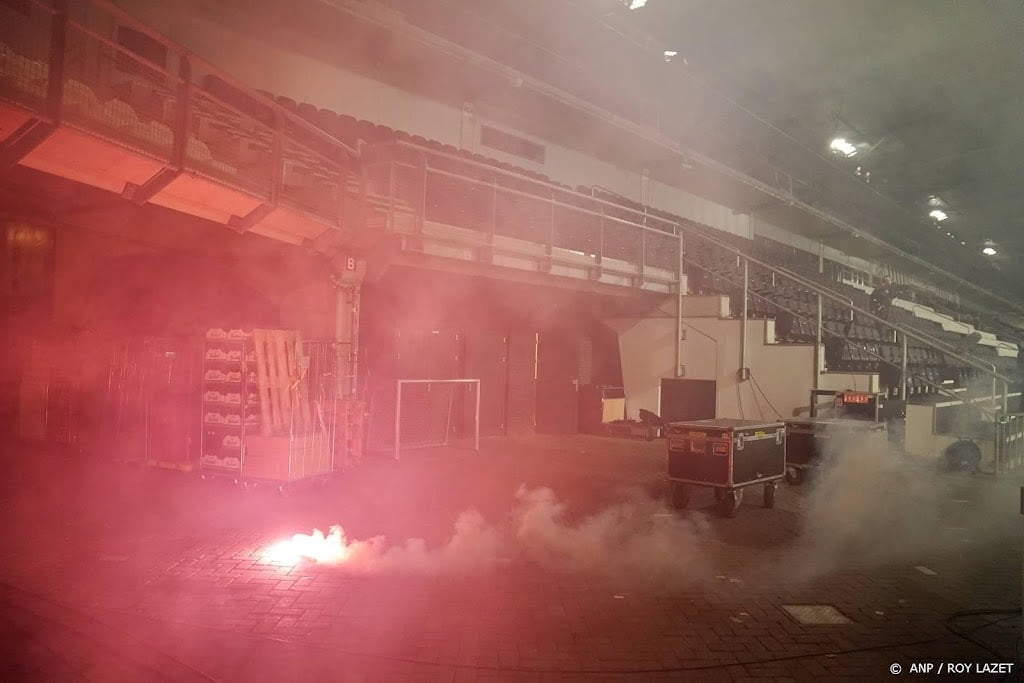 Heracles - Fortuna stilgelegd na vuurwerk en fans in stadion