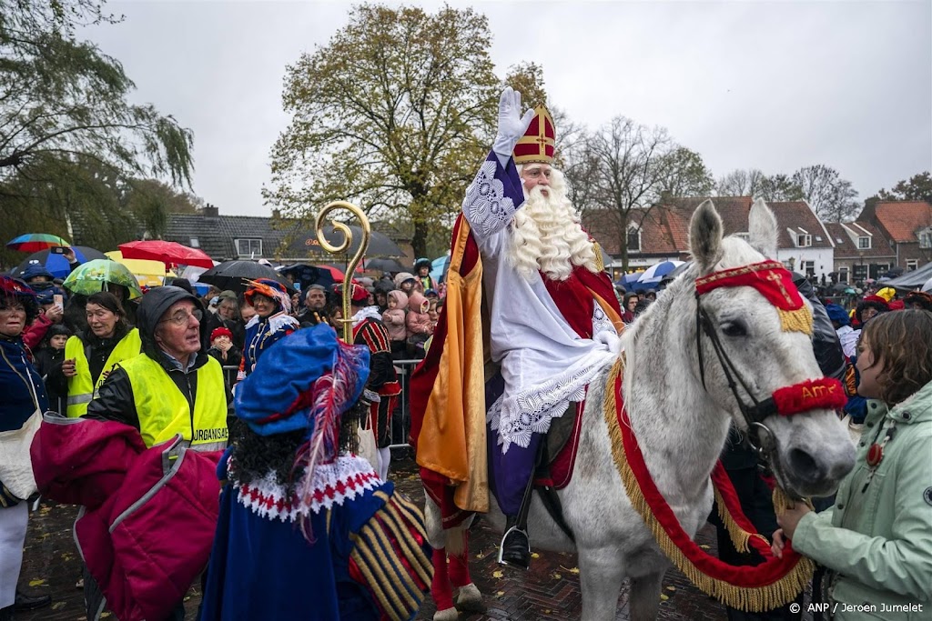 Sinterklaas het land door naar kinderen in azc's