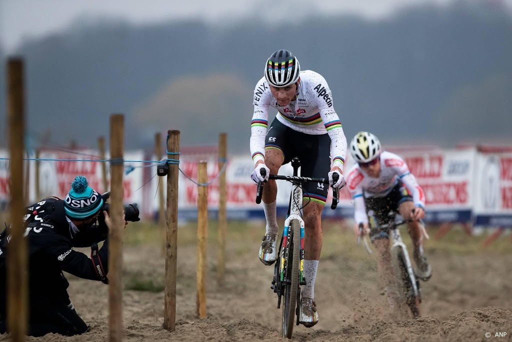 Van der Poel troeft Van Aert en Pidcock af in zware Citadelcross