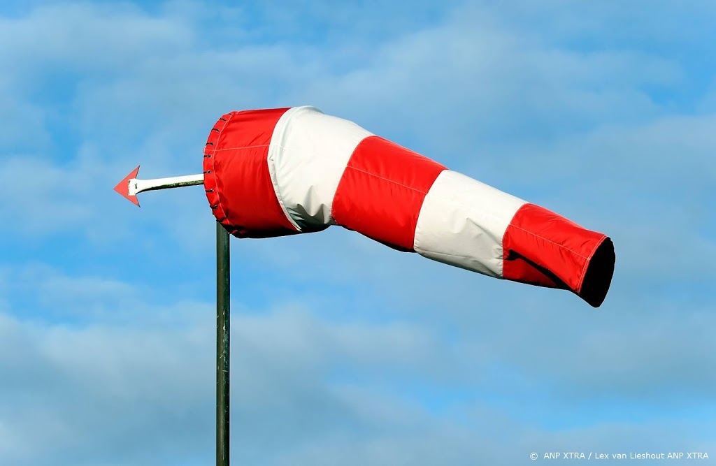Harde wind hindert treinenloop en wegverkeer
