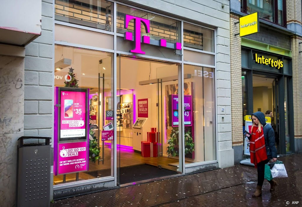 Politie toont beelden van overvallen telefoonwinkels in Amsterdam