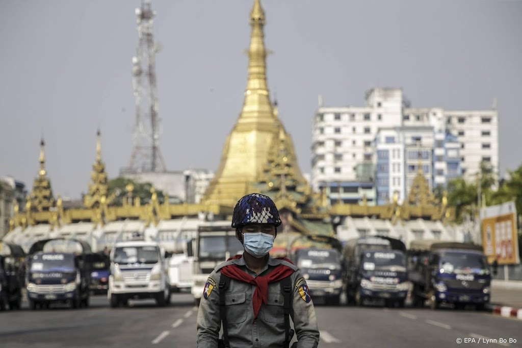 Duizenden weer straat op in Myanmar