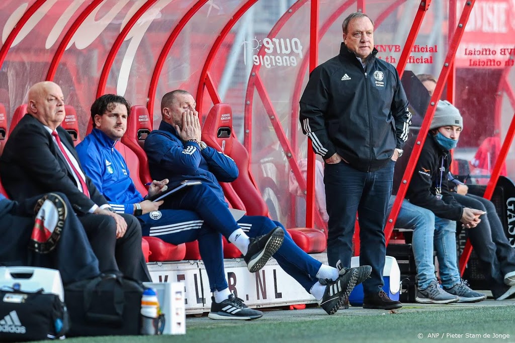 Advocaat ziet angstig en heel matig Feyenoord tegen FC Twente