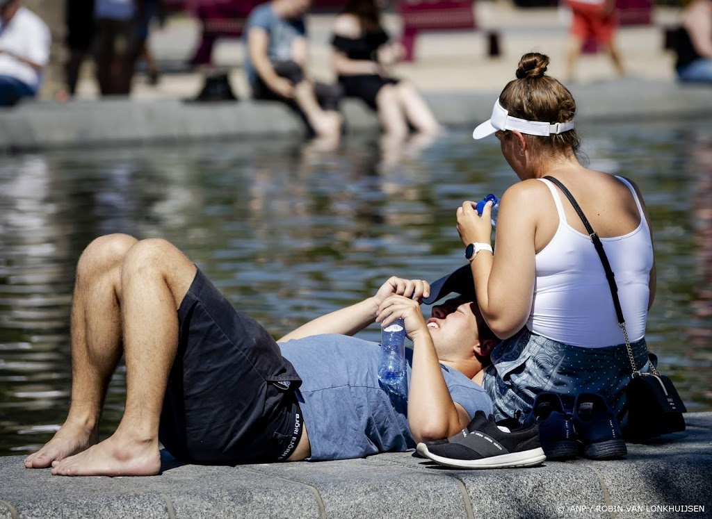 Museumplein Amsterdam vol met zonaanbidders en actievoerders